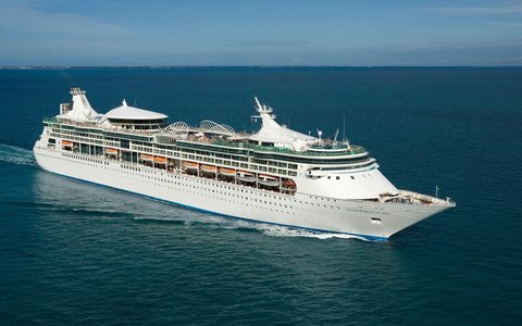 Navio Enchantment of the Seas em alto mar - Elegância e lazer em cruzeiros