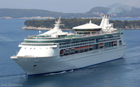 Grandeur of the Seas navegando ao pôr do sol - Experiência premium em cruzeiros